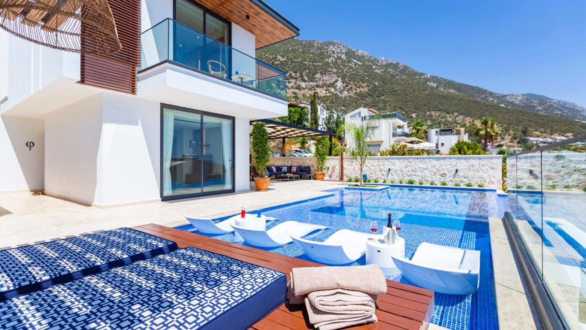 Phi With Heated Indoor Pool *